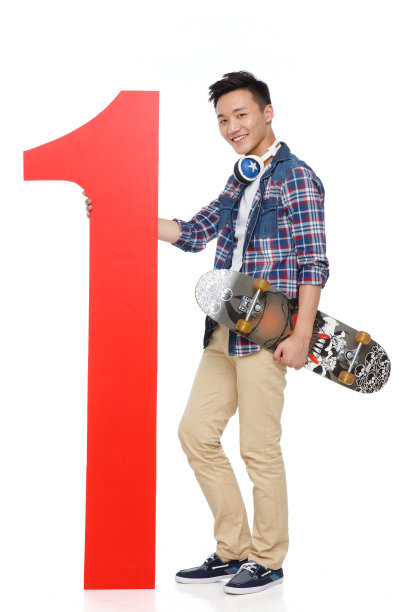 青年男人拿着滑板图片下载