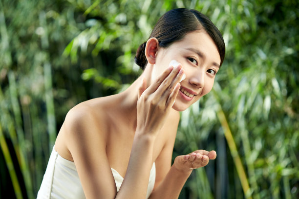 年轻美女洗脸图片下载