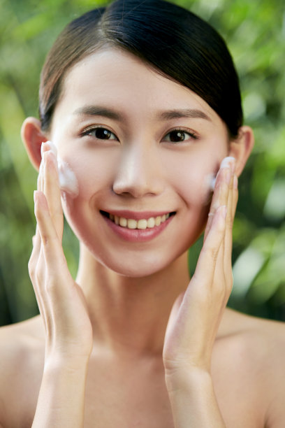 年轻美女洗脸图片下载