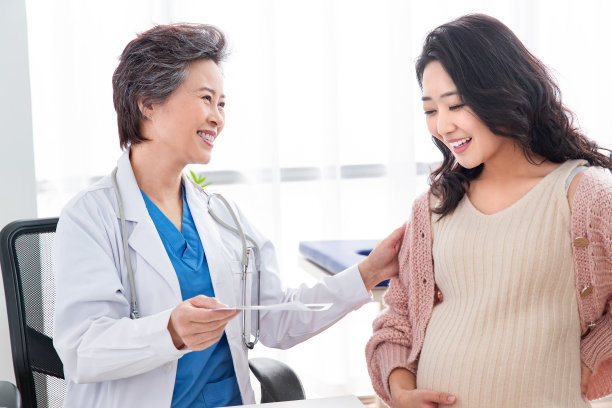 医生给孕妇检查身体图片下载