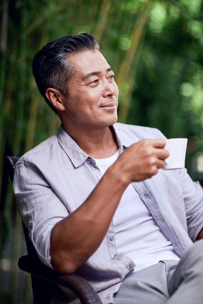 成熟男士的休闲生活图片下载