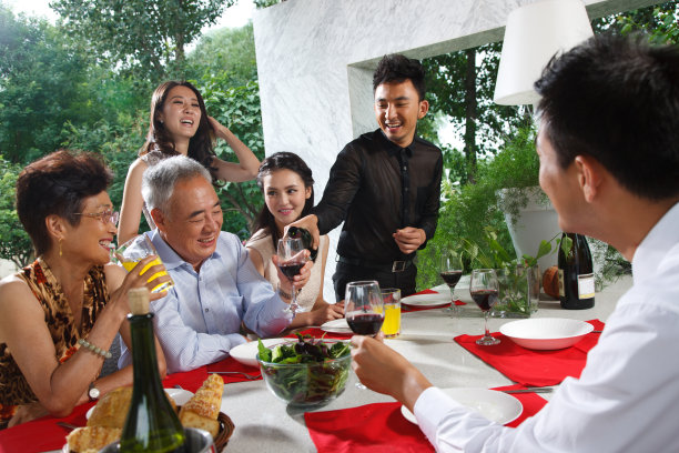 东方人聚会吃饭图片下载