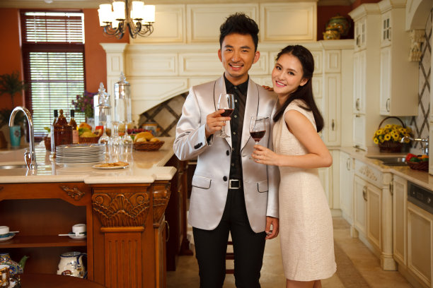 东方青年夫妇图片下载