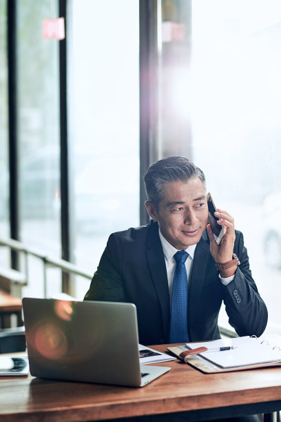 商务男士打电话图片下载