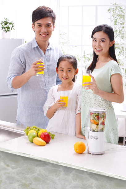 一家三口在厨房喝果汁图片下载