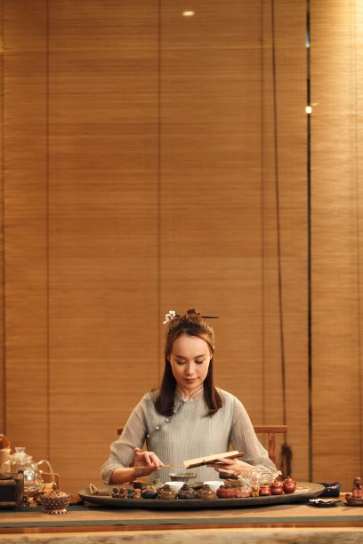 青年女人展示茶艺图片下载