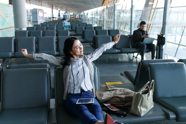 商务男女在候机大厅图片下载