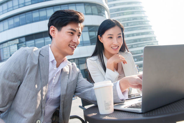 商务人士在户外讨论工作图片下载