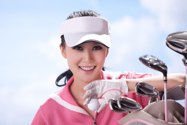 东方女人打高尔夫球图片下载