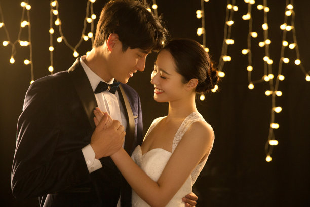 浪漫的新郎和新娘图片下载