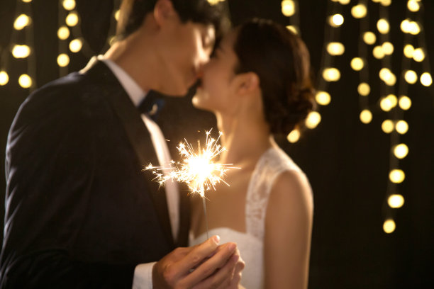 浪漫的新郎和新娘图片下载