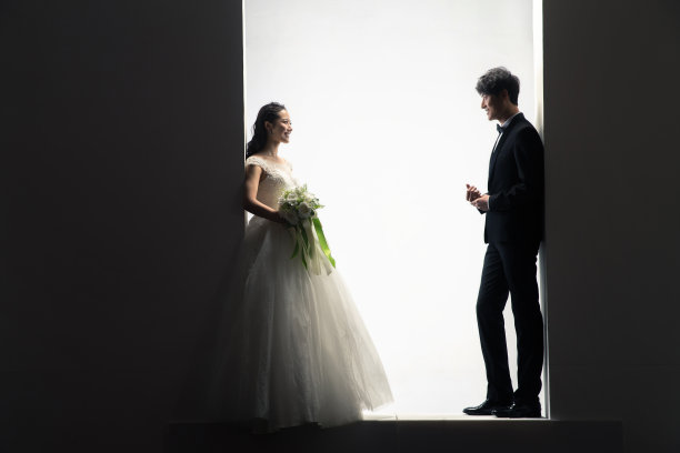 浪漫的新郎和新娘图片下载