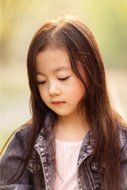 可爱的女孩在户外图片下载