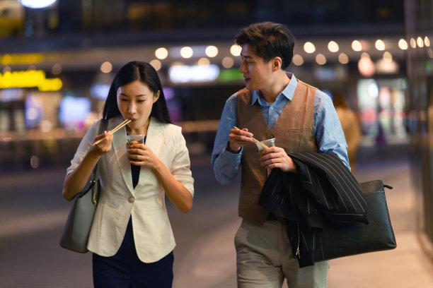 商务人士在户外吃快餐图片下载