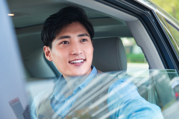 坐在汽车里往外看的商务青年图片下载