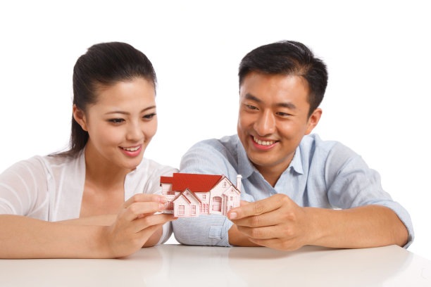 青年夫妇拿着房屋模型图片下载