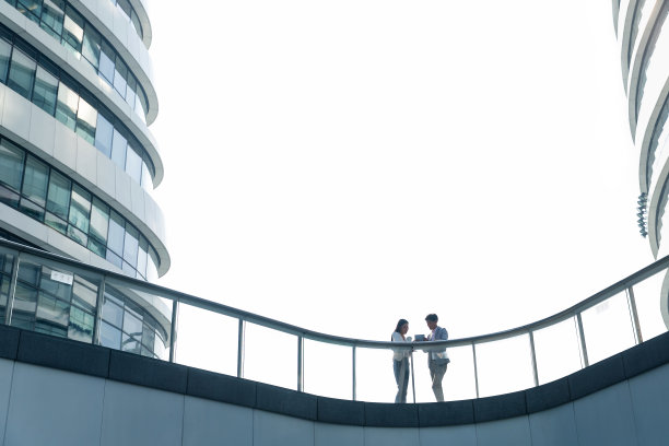 办公大楼外面的商务人士图片下载