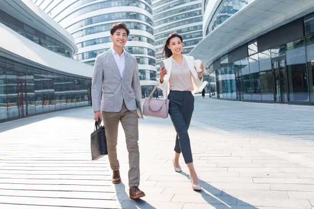 上班路上的青年商务人士图片下载