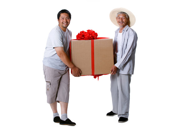 两个农民搬运购买来的电器图片下载