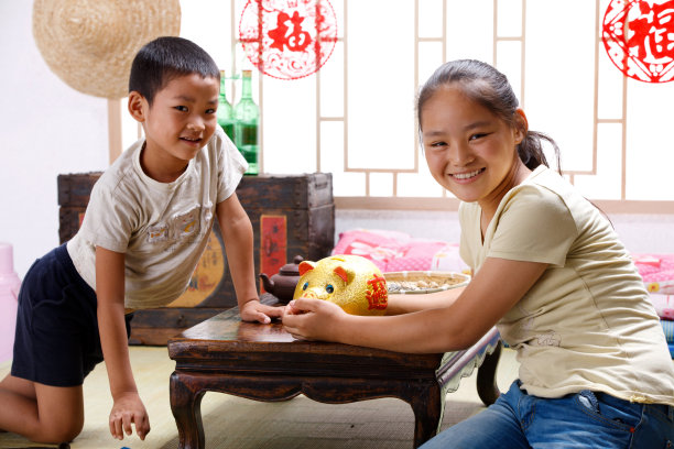 姐弟两人在家一起存钱图片下载