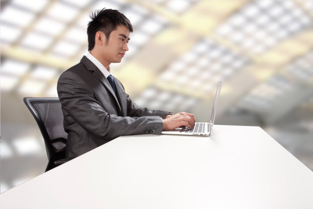 青年商务男士在办公室里看电脑图片下载