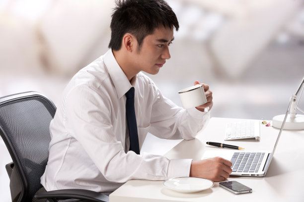 青年商务男士在办公室里看电脑图片下载