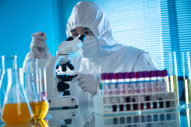 医学专家做科学试验图片下载