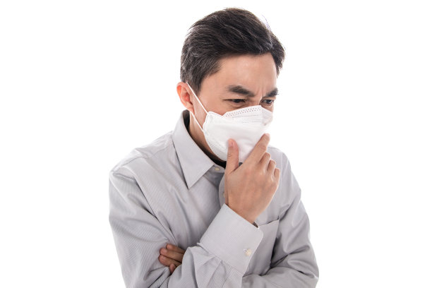 生病的中年男子戴口罩图片下载