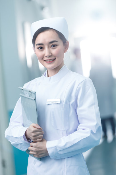 年轻的女护士在医院走廊图片下载