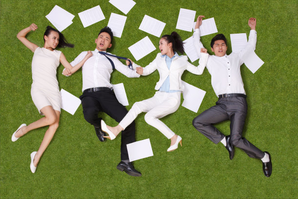 年轻男女躺在草地上嬉戏图片下载