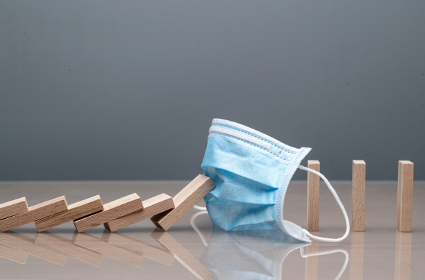 多米诺骨牌和医用外科口罩图片下载