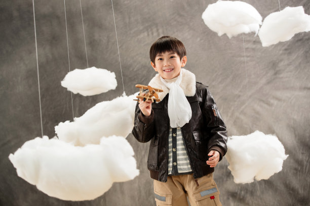 拿着玩具飞机的快乐男孩图片下载