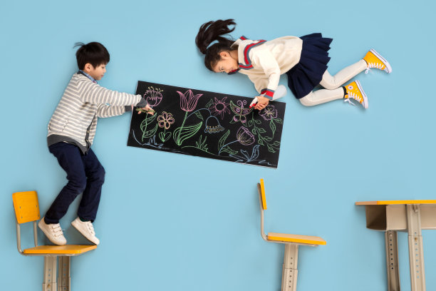 快乐儿童想象修剪花卉植物图片下载