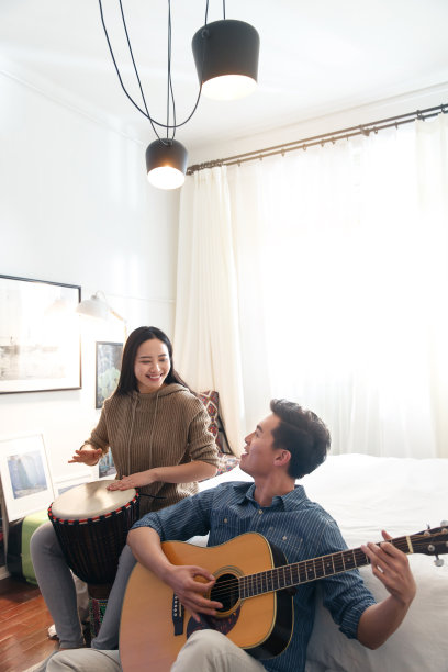 快乐情侣在家演奏乐器图片下载