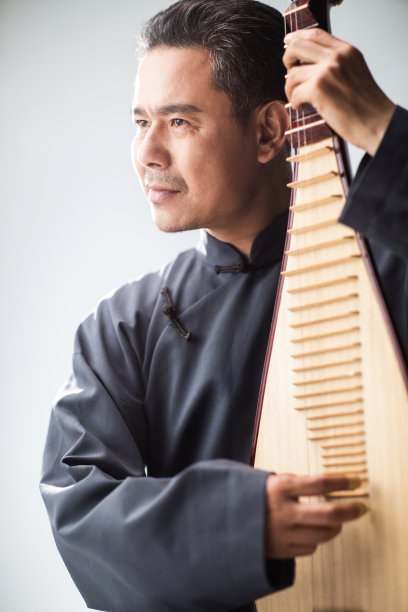 男艺术家在弹琵琶图片下载