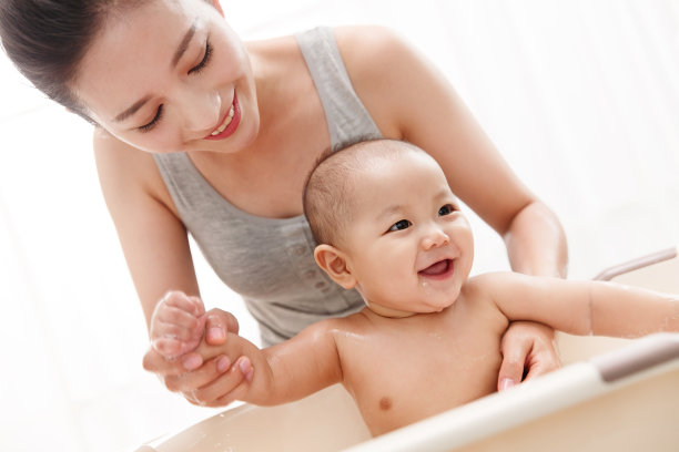 妈妈给宝宝洗澡图片下载