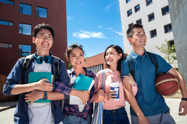 大学生情侣在校园里图片下载