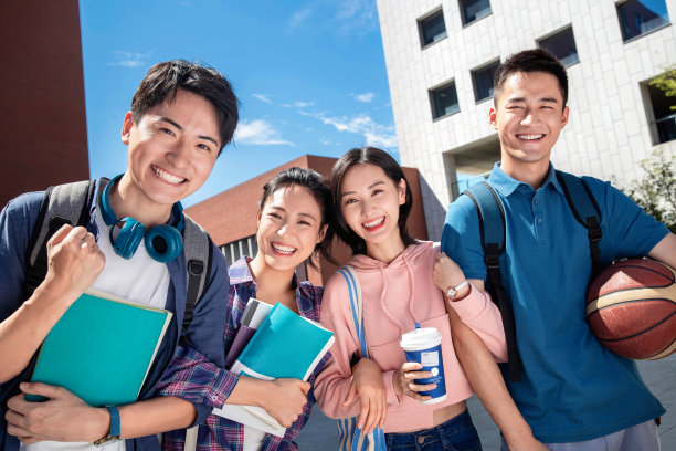 大学生情侣在校园里图片下载