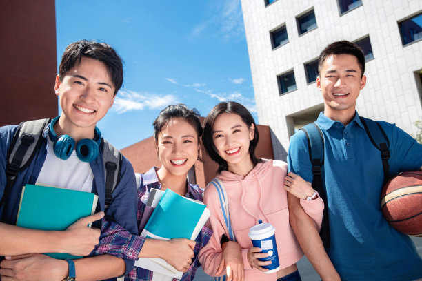 大学生情侣在校园里图片下载