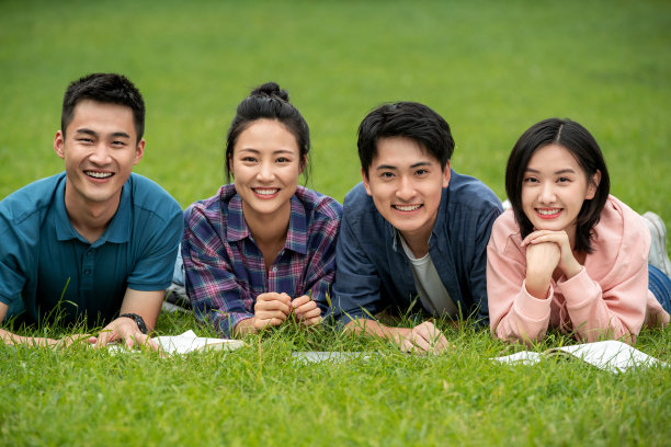 快乐的大学生趴在草地上图片下载