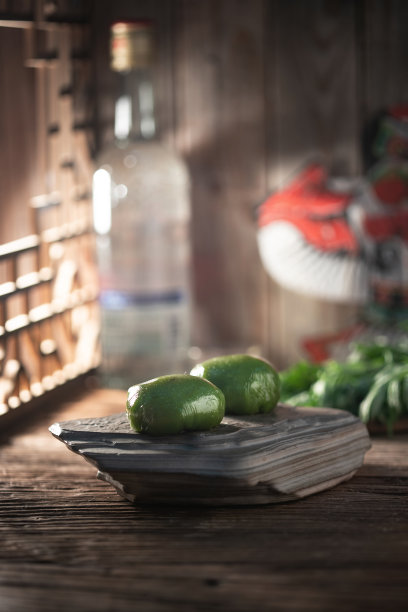 古典式屋内木桌上岩石盘里的青团图片下载