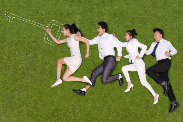 青年人躺在草地上嬉戏图片下载