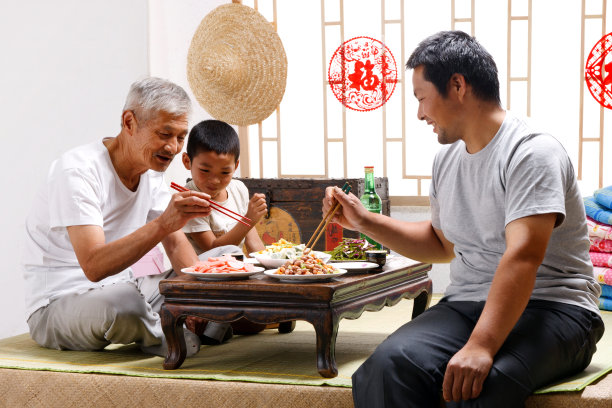 农民祖孙三代坐在家中吃饭图片下载