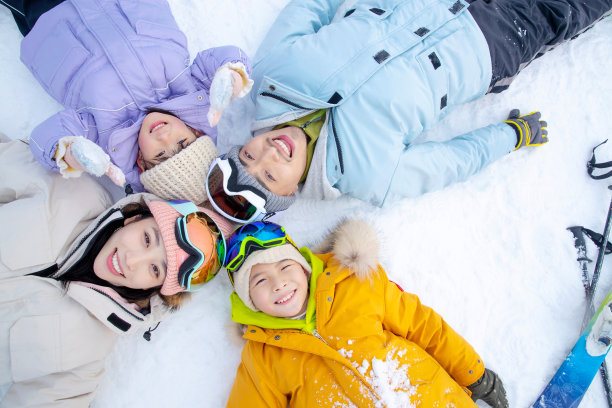 幸福的一家四口躺在雪地上图片下载