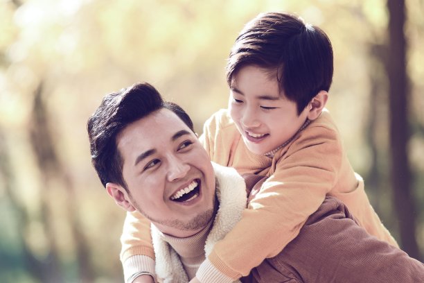 父亲和儿子在户外玩耍图片下载