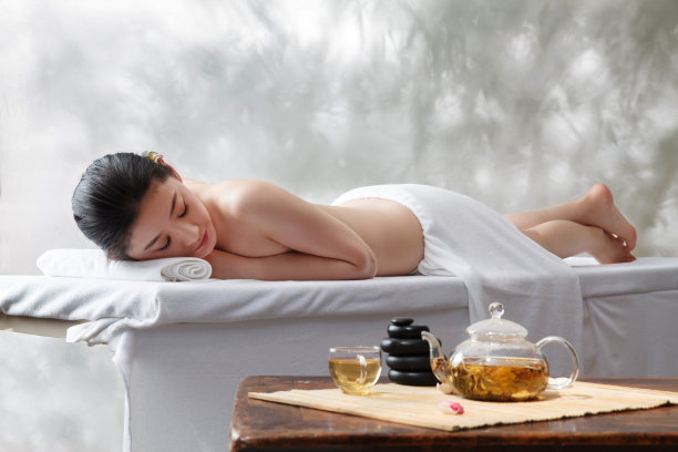 年轻女人在户内做SPA图片下载