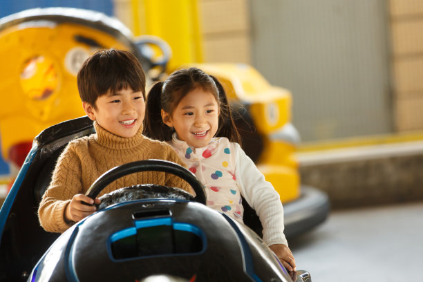男孩女孩在游乐场玩耍图片下载