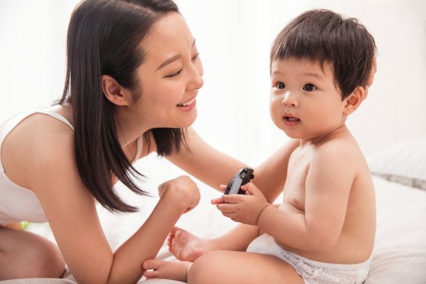 妈妈和宝宝玩耍图片下载