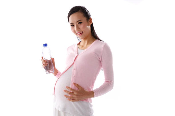 孕妇手拿矿泉水图片下载
