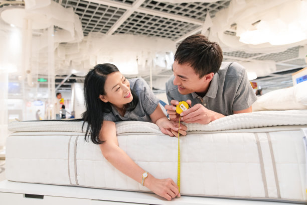 中年夫妇购买床上用品图片下载